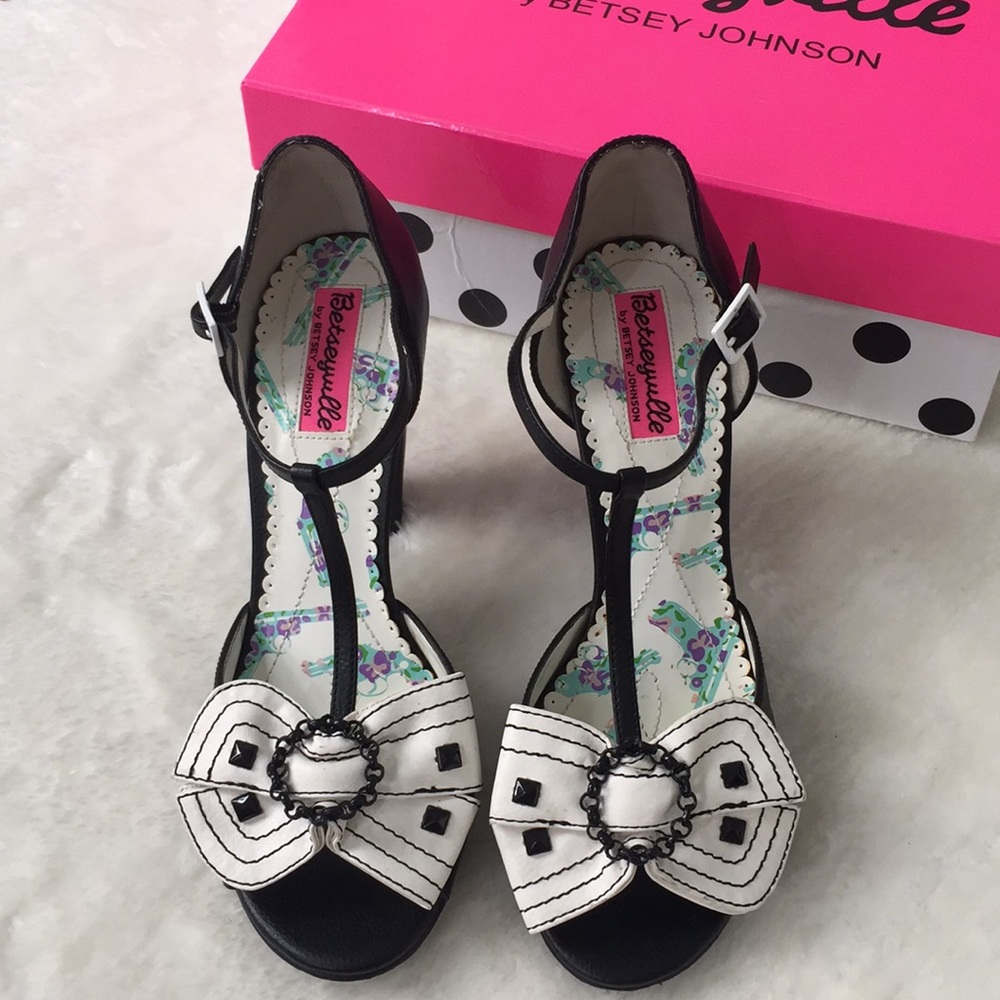 SOLD Betsey Johnson heels🖤